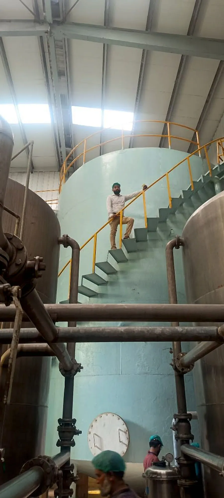 Tall vertical process tank with a helical access staircase