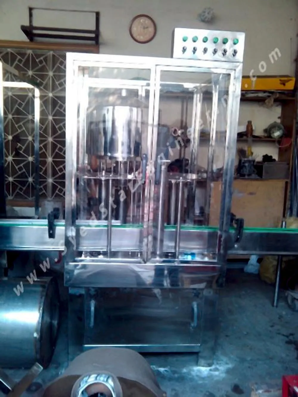 Rotary filling machine in a glass enclosure