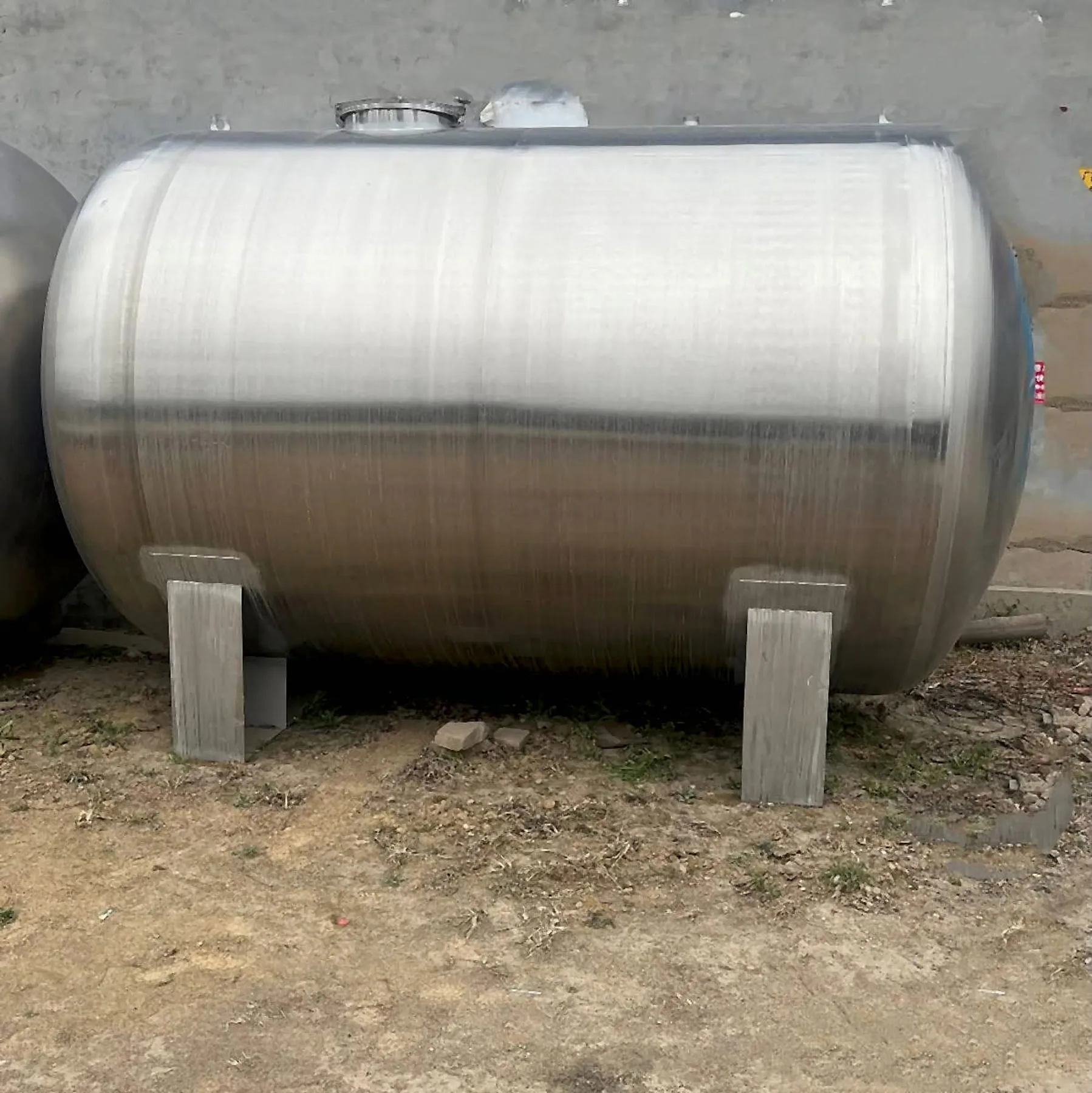 Horizontal stainless steel storage tank